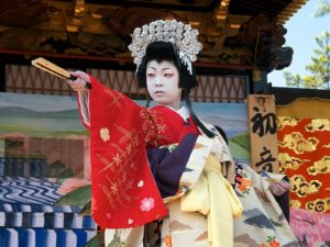 Child performing kabuki dance